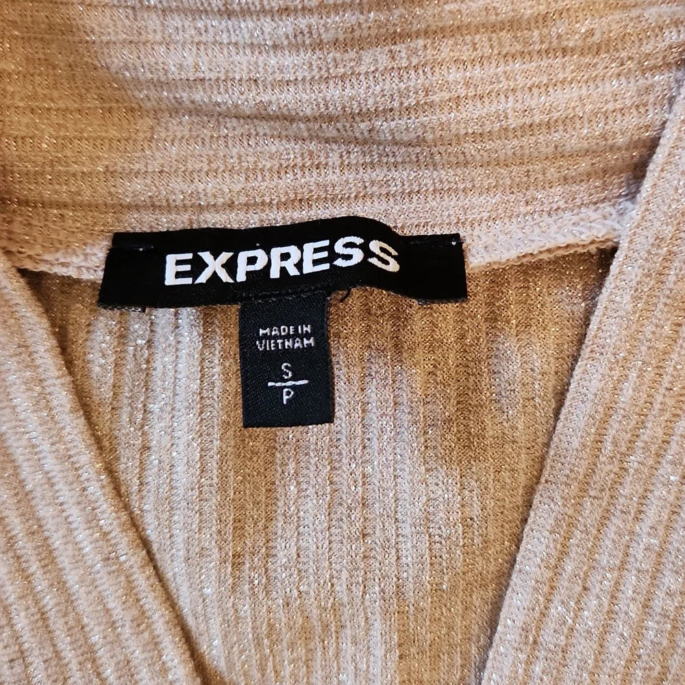 Express tie waist v-neck metallic tank - Picture 3 of 10